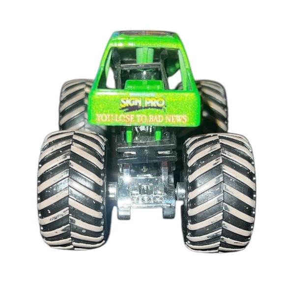 Monster Jam Truck “Bad News Travels Fast” with Mud Tread Tires and Flag - Picture 3 of 5
